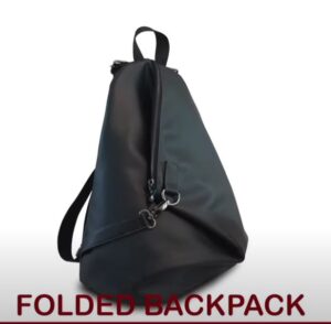 Mochila dobrada em tecido sintético, primeira versão da mochila em jeans que traz arquivo do molde em PDF e passo a passo em vídeo.